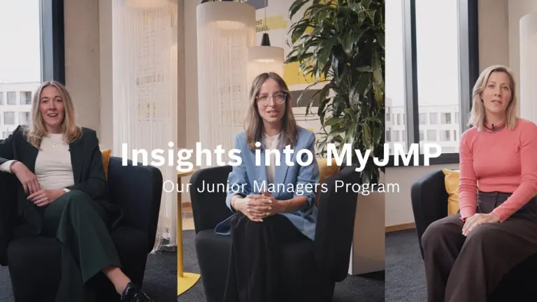 Drei Personen im Büro, Text „Insights into MyJMP – Unser Junior Managers Program“ im Bildzentrum.