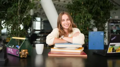 Auszubildende am Schreibtisch