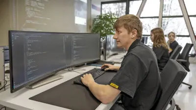 Auszubildende sitzen vor ihren PCs