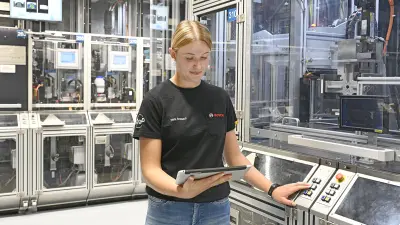 Auszubildende bei der Arbeit in einer Fertigungsanlage