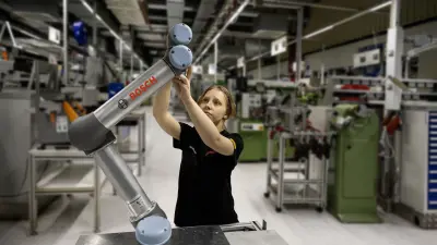 Auszubildende mit Roboter