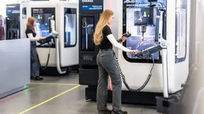 Nicht nur was für Technikfans! Wir bringen dir die Grundlagen der mechanischen Bearbeitung bei, wie zum Beispiel das CNC-Fräsen.