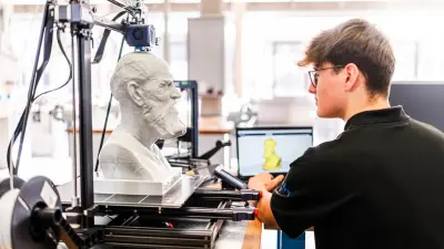 Wir sind History und High Tech! Anstatt monatelanger Arbeit von Bildhauern entstehen Objekte heute bei uns in kürzester Zeit im 3D Drucker.