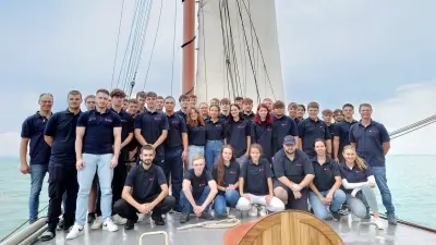 Gruppenbild aus Auszubildenden, Studenten und Ausbilder auf dem Segelausflug 2023