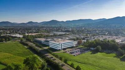 Das Bosch Werk in Bühl an der B3 bei Sonnenschein