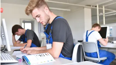 Drei Auszubildende bei Bosch in Dresden beim Lernen und Arbeiten im technischen Ausbildungsbereich