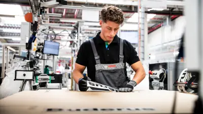 Bosch Azubi in Eibelshausen bei Verpackungsarbeiten – praxisorientierte Ausbildung im modernen Werk