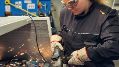 Bosch Auszubildende in Eibelshausen – Metallbearbeitung mit modernem Werkzeug und Schutzkleidung