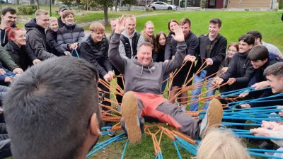 Ausbilder und Azubis bei einer Teambuilding-Maßnahme im Rahmen des Erlebnispädagogischen Seminars.