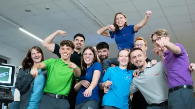 Auszubildende zeigen Teamgeist und Freude an der Arbeit – starke Gemeinschaft und moderne Ausbildung mit Zukunftsperspektive