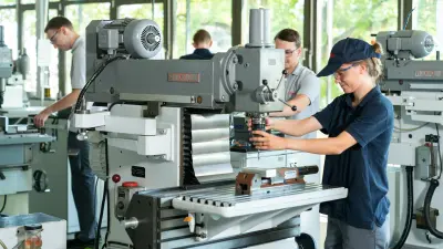 Auszubildende arbeiten an Fräsmaschine – praxisnahe Ausbildung in der Metallverarbeitung und CNC-Technik