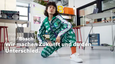 Junge Mitarbeiterin im Trainingsanzug im Bosch Innovation Lab