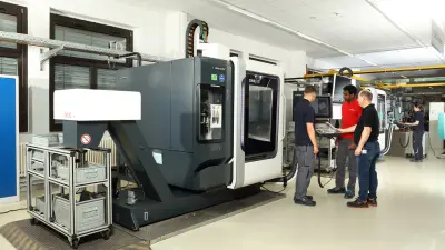 Großzügiger Maschinenpark für individuelles Arbeiten.