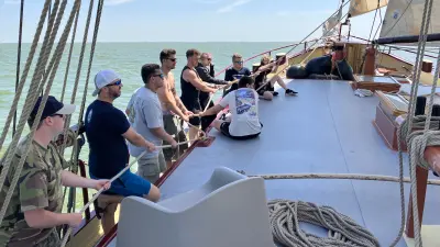 Junge Menschen auf einem Segelboot