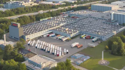 Luftaufnahme des Bosch-Standorts Karlsruhe mit modernen Logistik- und Produktionshallen – innovativer Industriestandort für Fertigung und Supply Chain Management