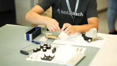 Anhand von Übungswerkstücken - hier ein Modell-LKW - erlernen Industriemechaniker-Auszubildende alle mechanischen Grundkenntnisse.