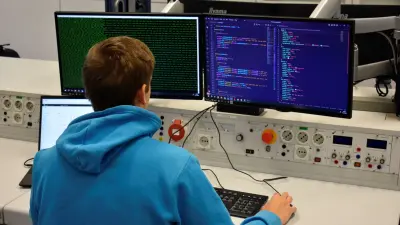 Fachinformatik-Auszubildende programmieren während der Ausbildung reale Projekte.
