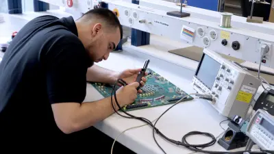 Ein Auszubildender der Elektronik bei Bosch übt sich in der Fehleranalyse an elektrischen Baugruppen. 