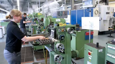 Eine Auszubildende der Mechatronik bei Bosch lernt den Umgang mit einer Fräsmaschine.