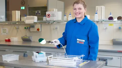 Auszubildende der Mikrotechnologie bei Bosch