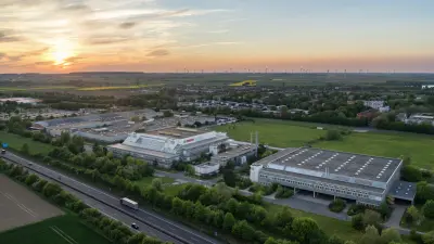 Luftaufnahme des Bosch-Werks in Salzgitter bei Sonnenuntergang – moderner Industriestandort für Fertigung und Entwicklung in Niedersachsen
