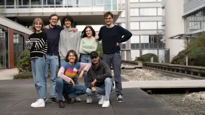 Eine Gruppe von Auszubildenden und dual Studierenden stehen draußen auf dem Gelände von Bosch in Stuttgart-Feuerbach.