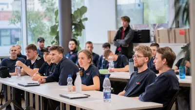 Die Auszubildenden bei einem Seminar.