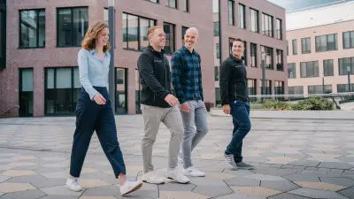 Vier Mitarbeitende laufen über den Bosch-Campus in Feuerbach