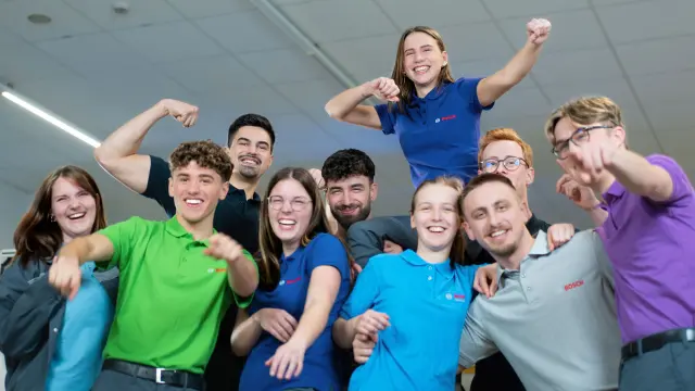 Zehn junge Menschen mit Bosch-Poloshirt jubeln begeistert in die Kamera