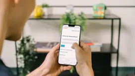Person sucht auf dem Smartphone über die Bosch-Website nach Jobs in Deutschland