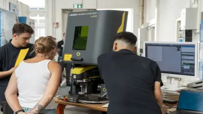 Eine Frau und zwei Maenner gravieren mit dem Laser
