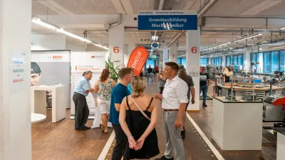 Vier Azubis in einer Werkstatt bei Bosch in Schwäbisch Gmünd