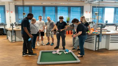 Eine Gruppe Menschen beobachtet Battle Bots in Aktion