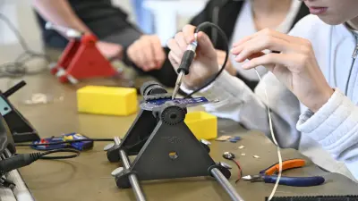 Auszubildende beim Loetprojekt