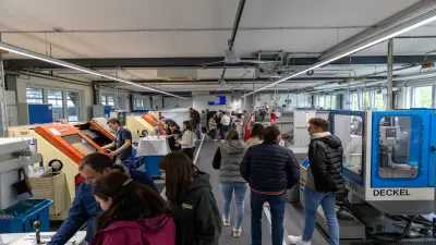 Azubis und Besucher in der Lehrwerkstatt Horb