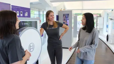 Drei junge Personen im Gespräch