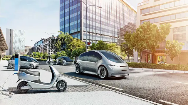 Strasse in einer Stadt mit futristsichem Auto und Scooter