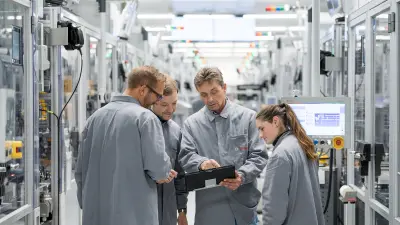 Mitarbeitende in der Fertigunghalle für moderne Benzineinspritzsysteme
