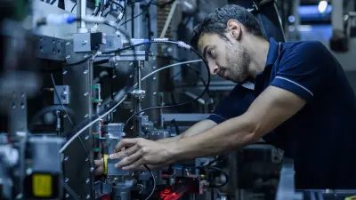 WIR im BhP - Mann arbeitet an einer Maschine