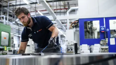 WIR im BhP - Mann in Fabrikhalle