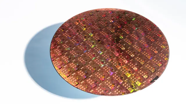 Kreisrunder Siliziumwafer auf dem sich das Licht spiegelt.