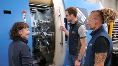 Drei Mitarbeitende im Gespräch