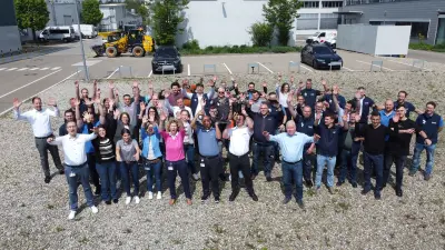Teamevent: das gesamte Team in fröhlichen Posen