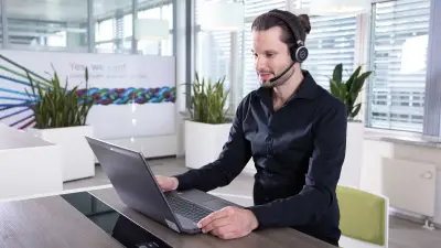 Ein Mitarbeiter gibt im Rahmen der Bosch Security Academy ein Webinar.