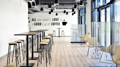 Eine Cafeteria mit verschiedenen Kaffeespezialitäten und Snacks lädt zum Verweilen ein
