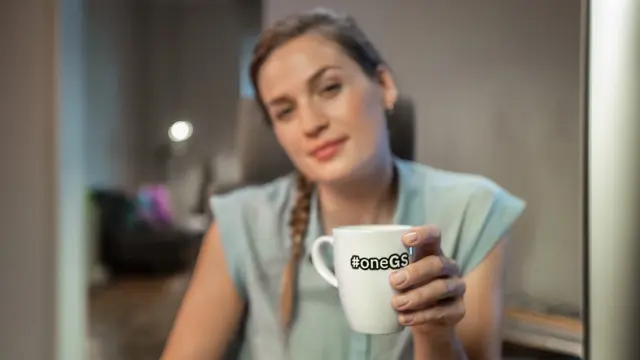 Frau mit Tasse mit #oneGS Schriftzug
