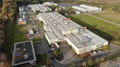 Luftaufnahme eines Werksgeländes von Bosch in Homburg mit Produktionshallen, Straßen und Grünflächen.