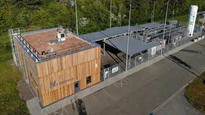 Luftaufnahme eines Wasserstoff-Testfelds mit Technikgebäuden und Außenanlagen. 