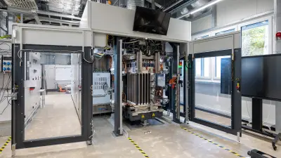 Elektrolyse-Prüfstand in Laborumgebung mit Mess-, Steuer- und Sicherheitstechnik.