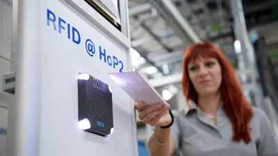 Eine Mitarbeiterin am RFID Schalter im Bosch Werk Homburg